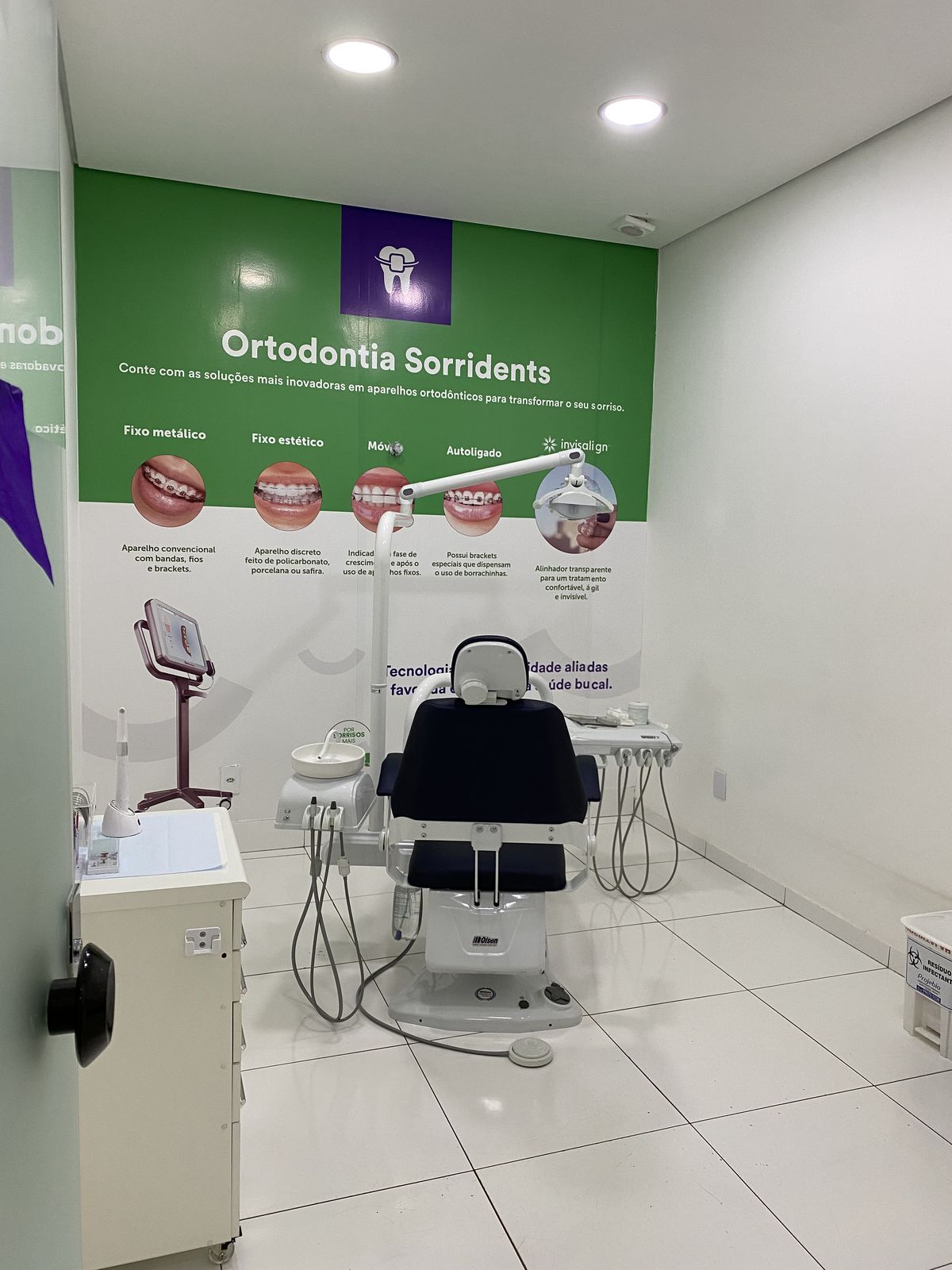Consultório de ortodontia da Sorridents Dourados com cadeira odontológica moderna