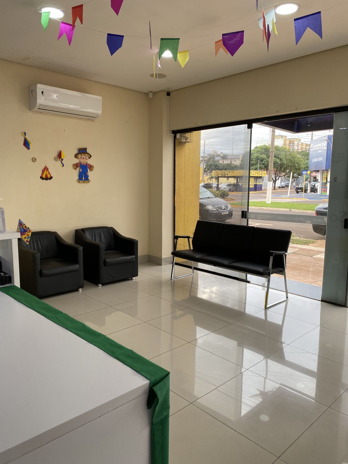Sala de espera da Sorridents Dourados com acesso pela Av. Marcelino Pires